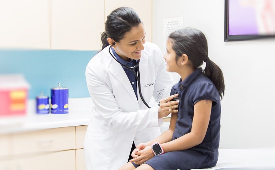 Doctora realizando un examen físico completo.
