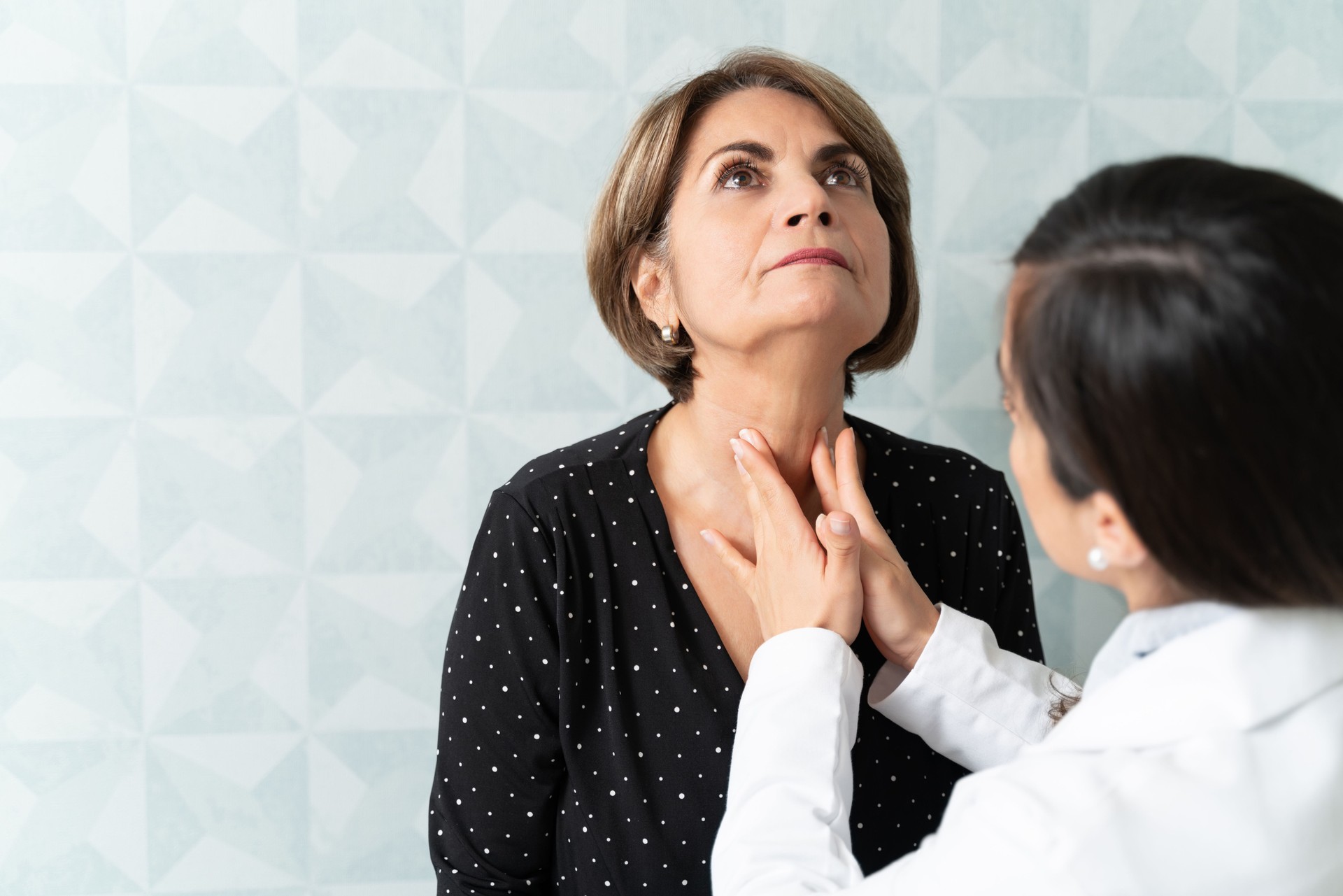 Geriatra examinar a un paciente mayor en la clínica