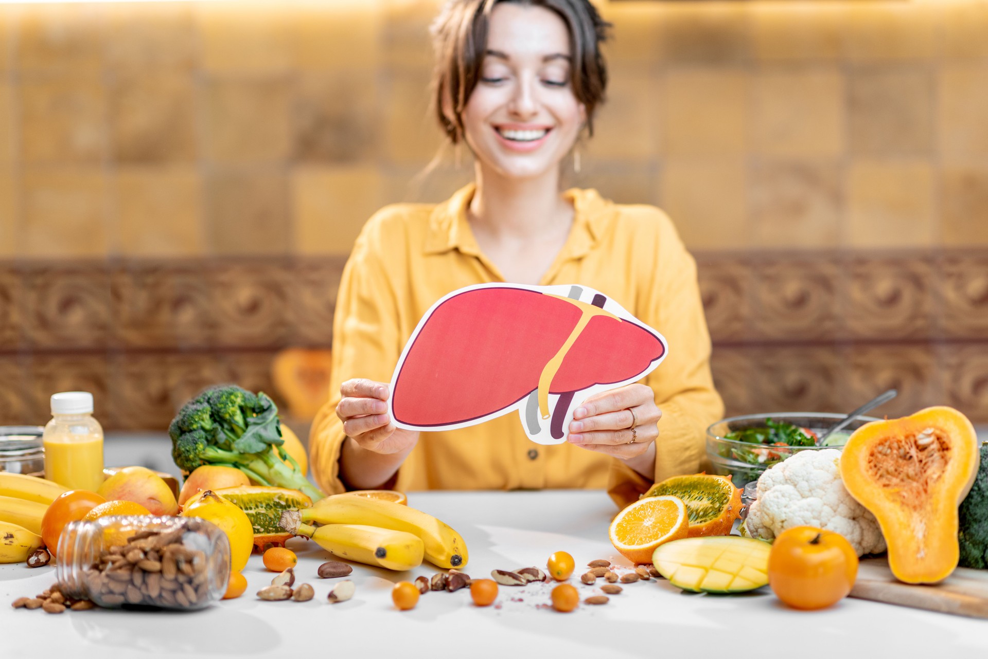 Modelo de hígado humano y variedad de alimentos frescos saludables