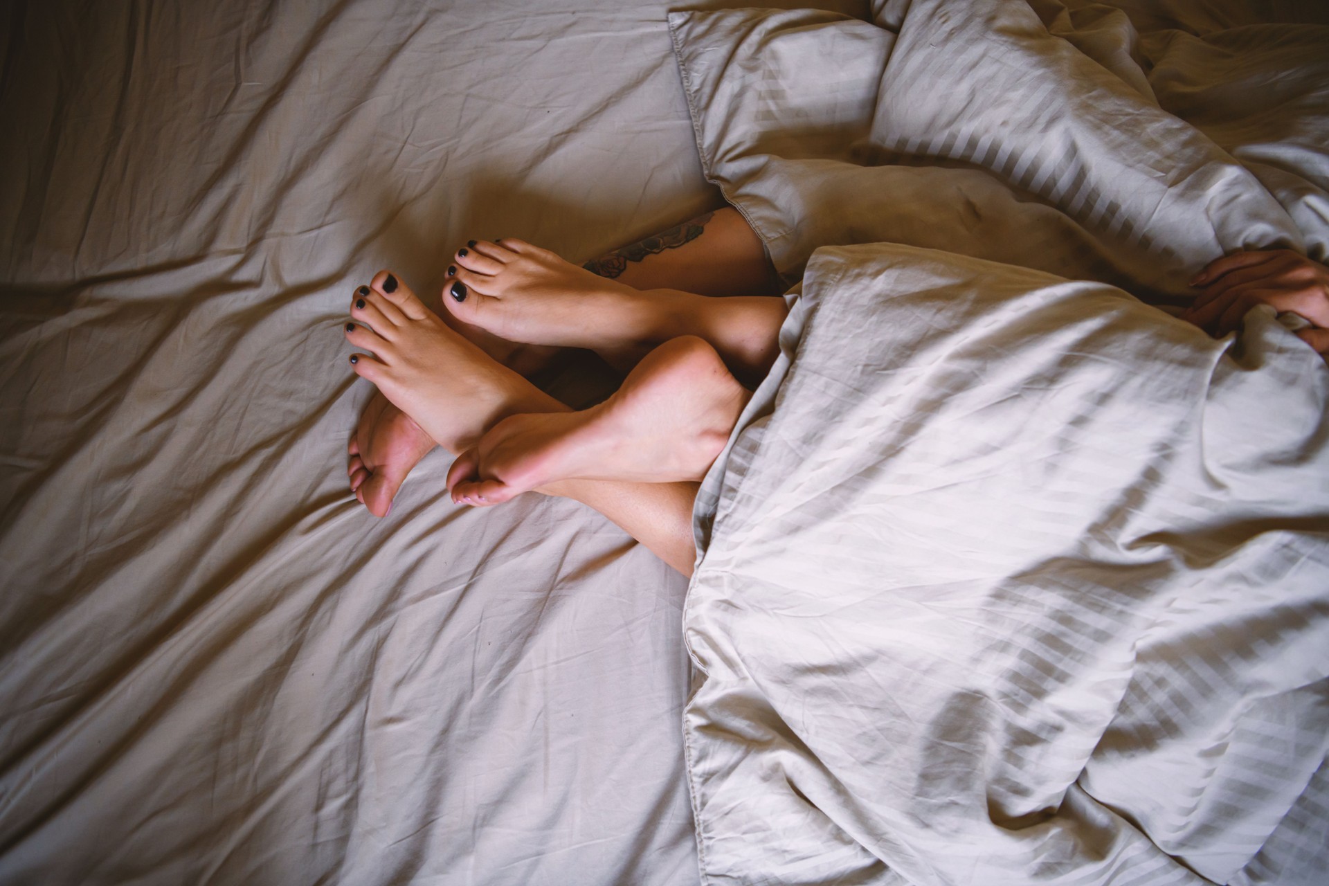 Hombre y mujer en un momento íntimo y privado