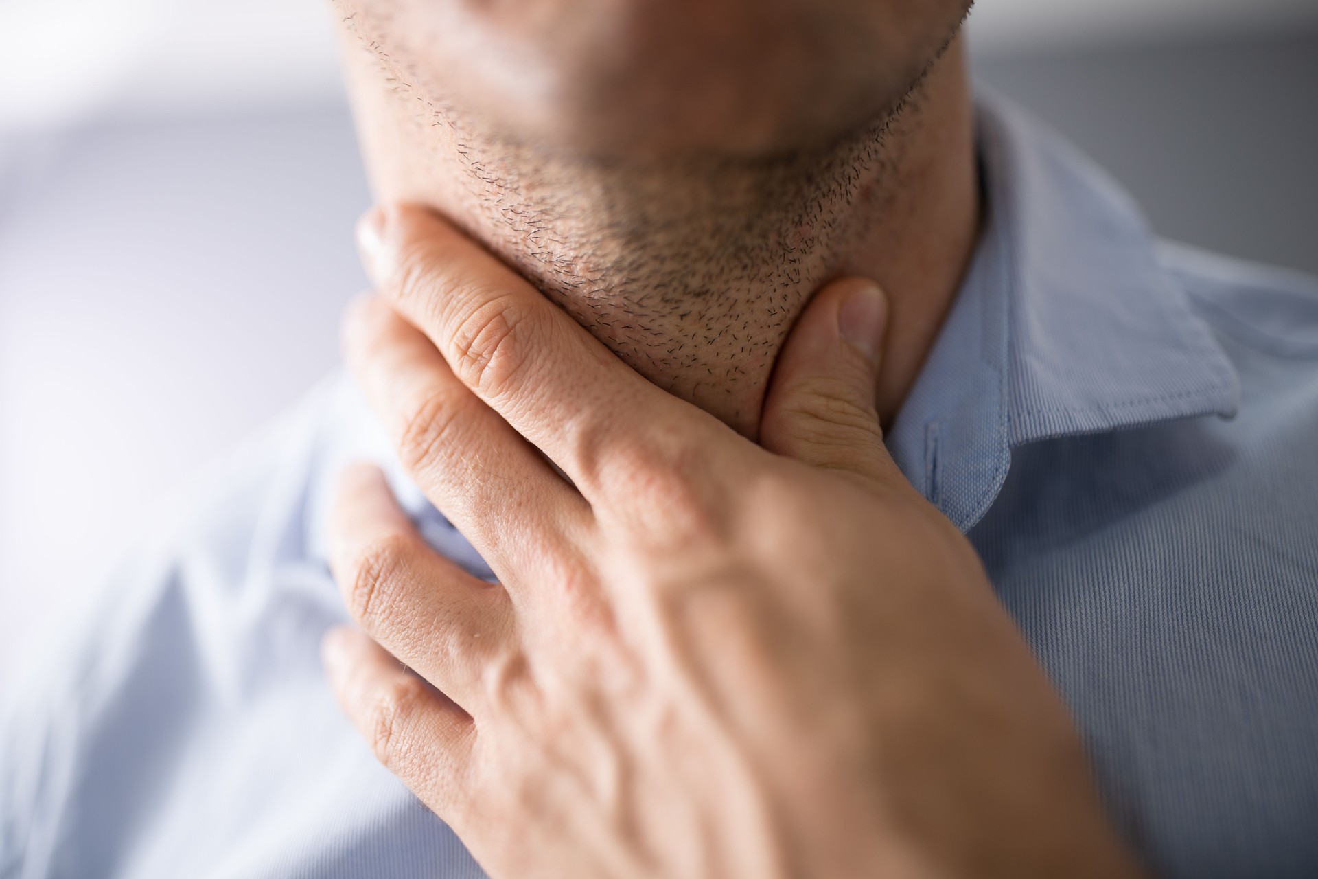 Primer plano del sufrimiento masculino por inflamación de la glándula