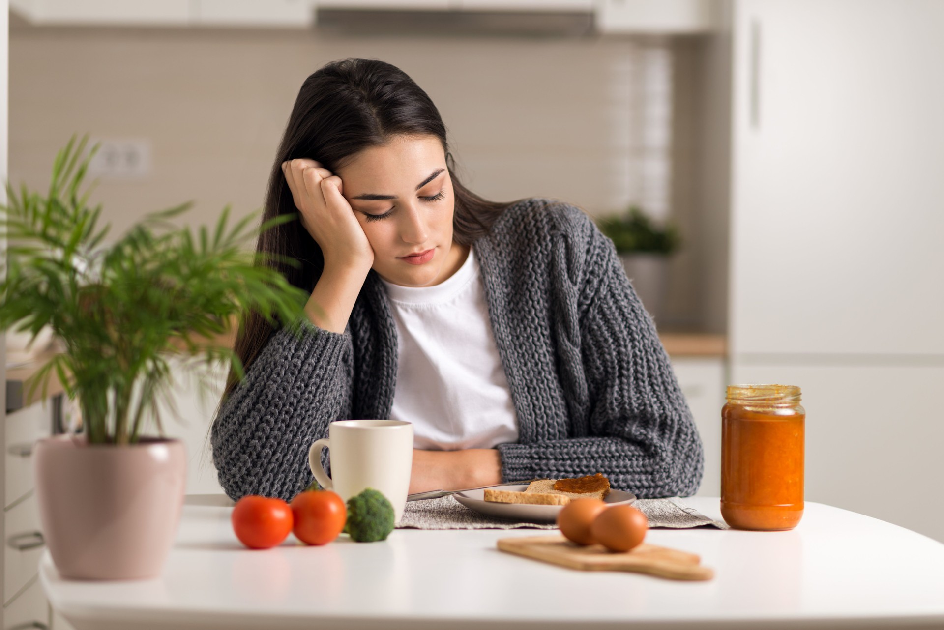 Mujer joven disgusta no quiere comer su desayuno