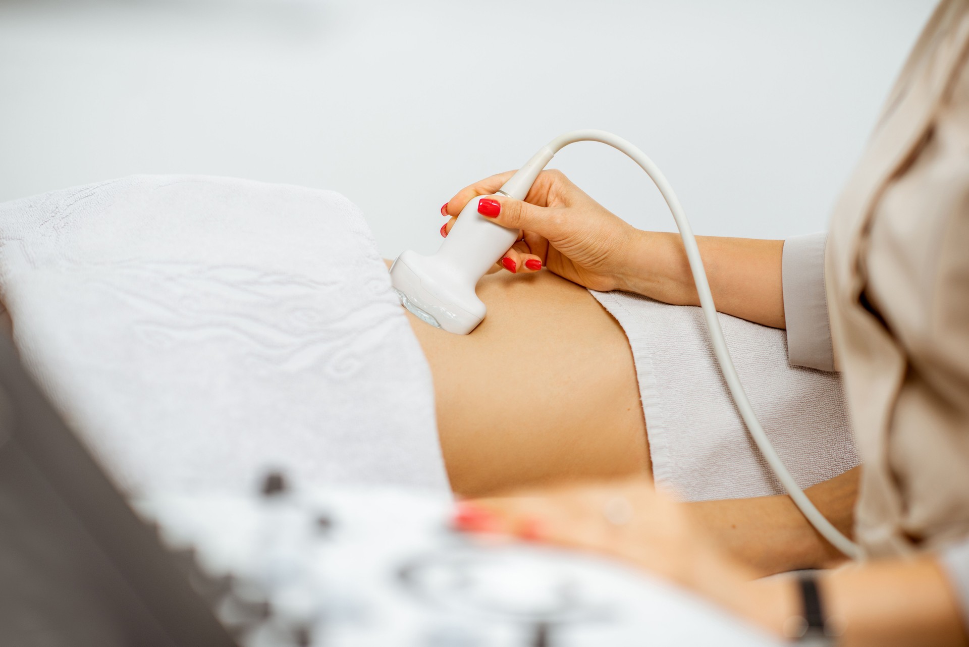 El médico realiza un examen por ultrasonido de una mujer