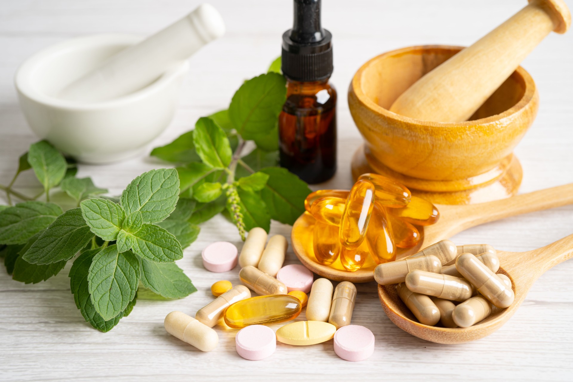 Cápsula orgánica a base de hierbas de medicina alternativa con vitamina E omega 3 aceite de pescado, mineral, droga con hierbas hoja suplementos naturales para una buena vida saludable.