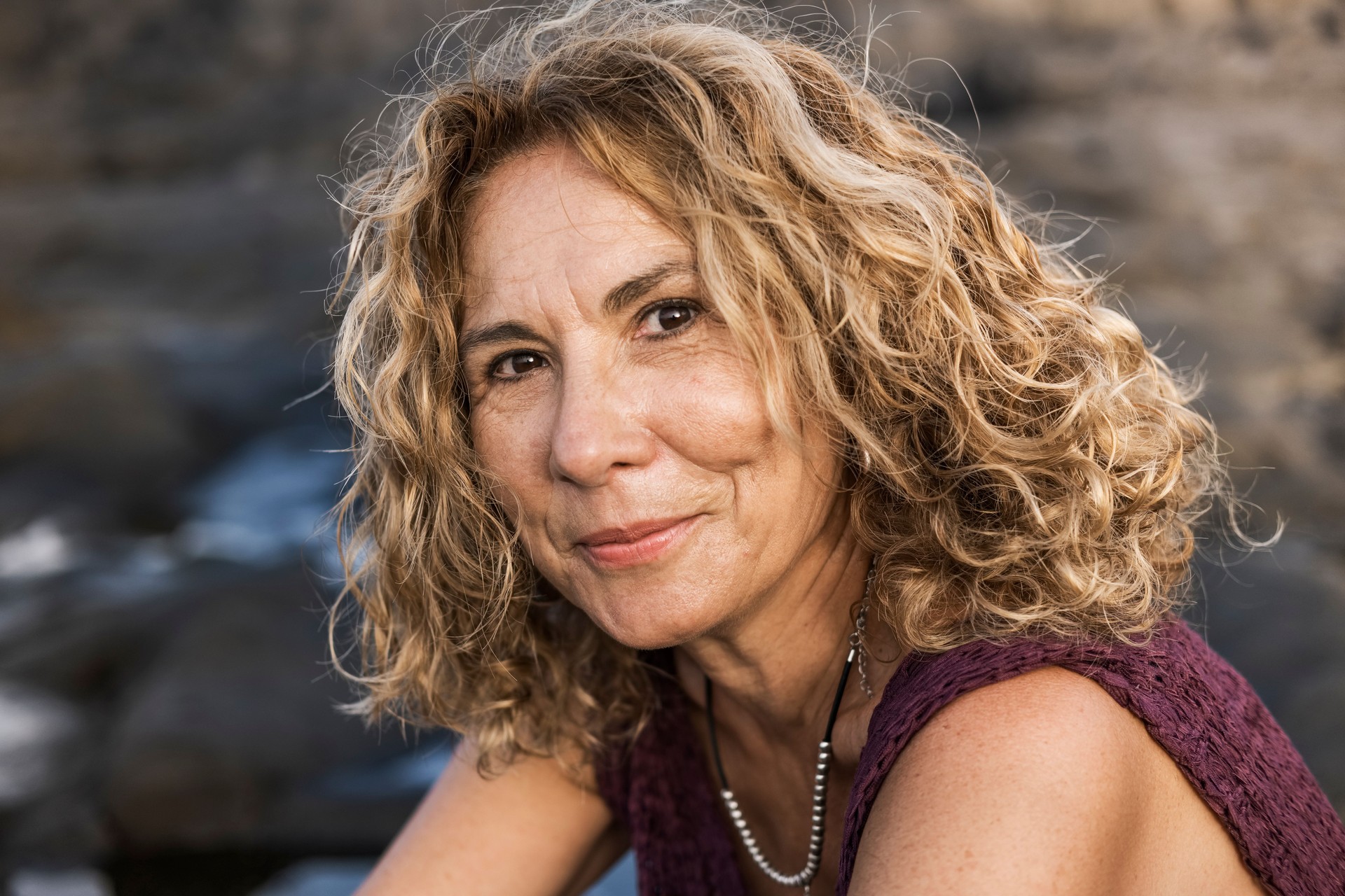 Retrato de mujer atractiva al aire libre sonriendo
