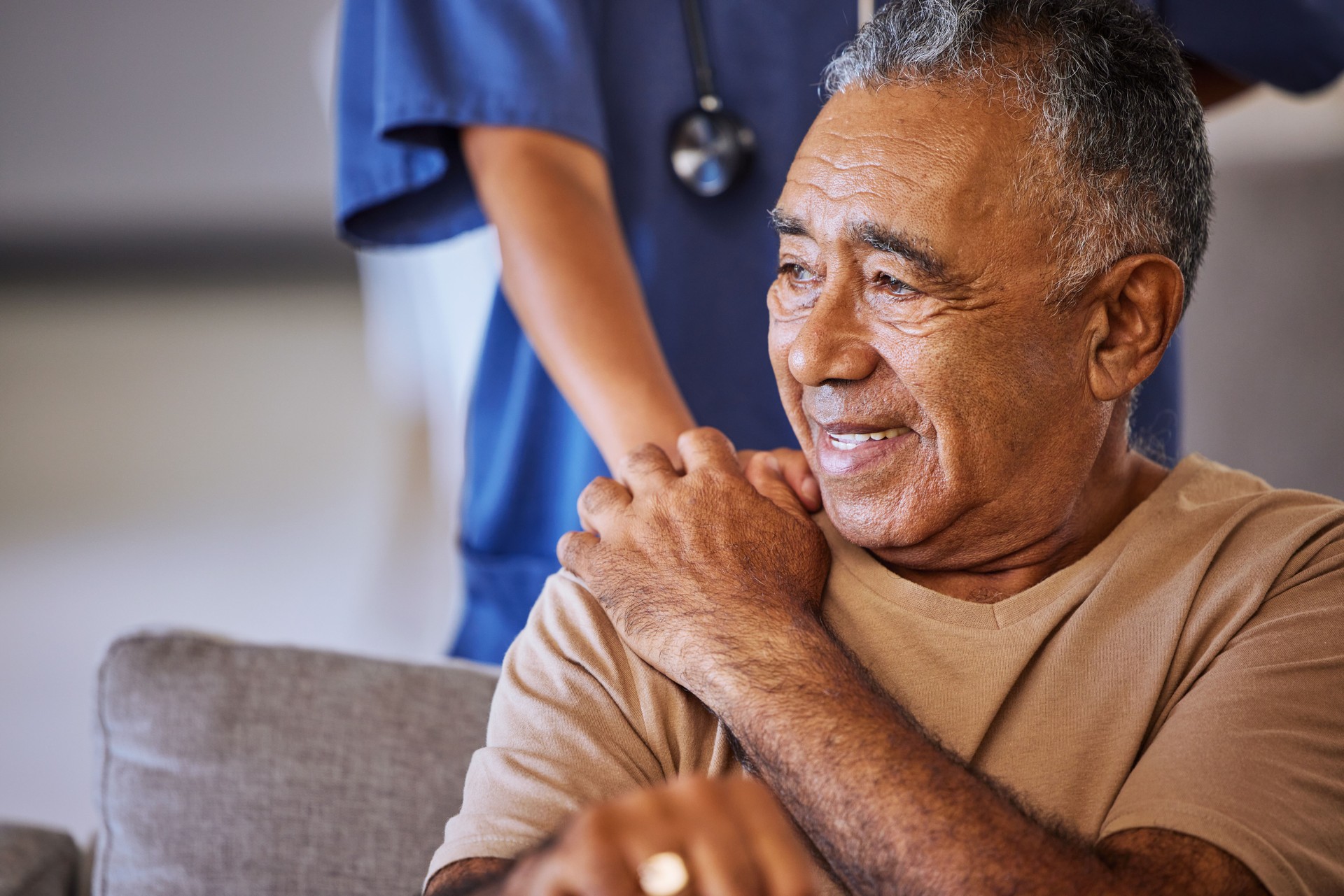 La enfermera o el médico brindan apoyo al hombre durante la recuperación o la pérdida. Cuidadora que toma de la mano a su triste paciente mayor y muestra amabilidad mientras hace un chequeo en un hogar de jubilación, vejez u hospital