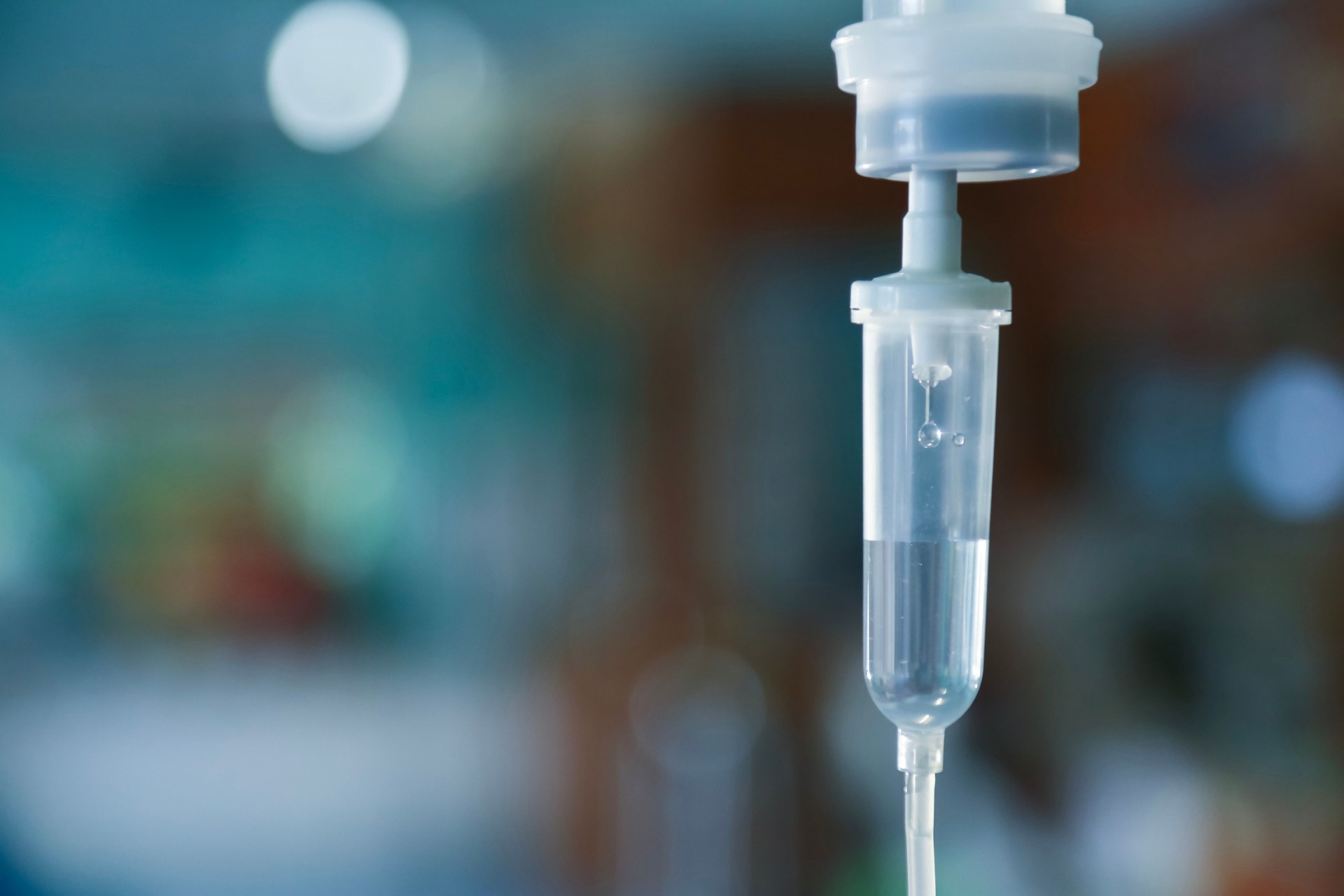 Establecer iv líquido gota intravenosa saline goteo hospital habitación, concepto médico, tratamiento de emergencia y la inyección de la inyección de la quimioterapia de atención a la infusión de drogas, concept.blue luz fondo, enfoque selectivo sto