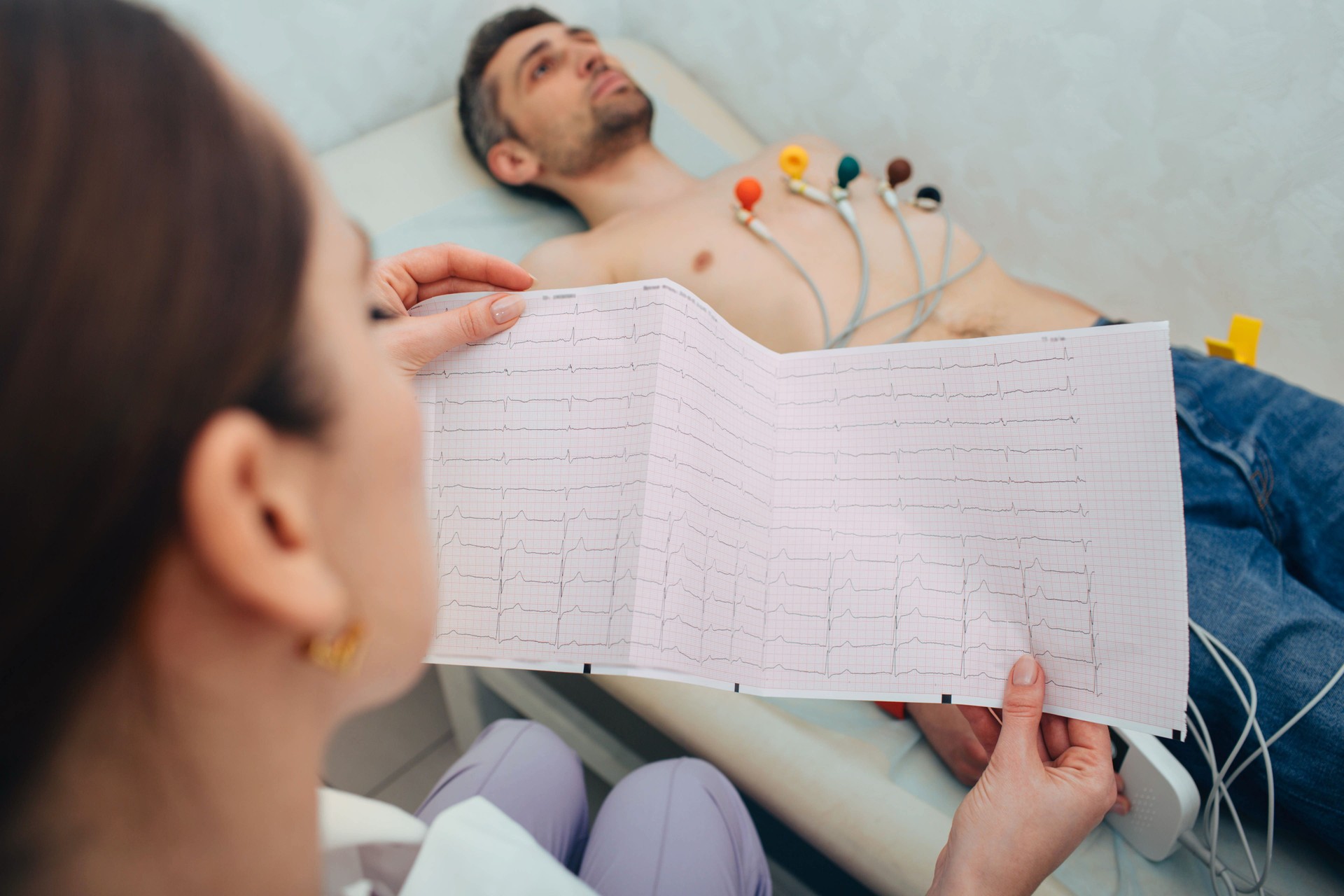 paciente recibiendo frecuencia cardíaca monitoreada en el hospital. Close-up del informe ECG